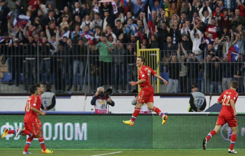 Kokorin, ao centro, comemora um dos gols da Rússia diante de Israel | Reuters