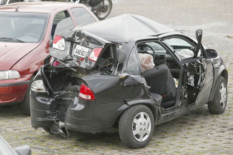 Carro em que estavam as vítimas ficou destruído | Marcelo Andrade/ Gazeta do Povo