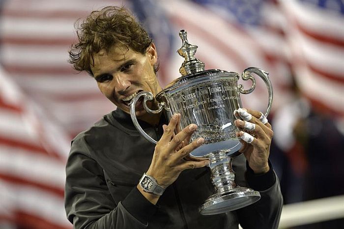 Rafael Nadal com o troféu do US Open, conquistado segunda-feira, na final contra Novak Djokovic | JUSTIN LANE / EFE