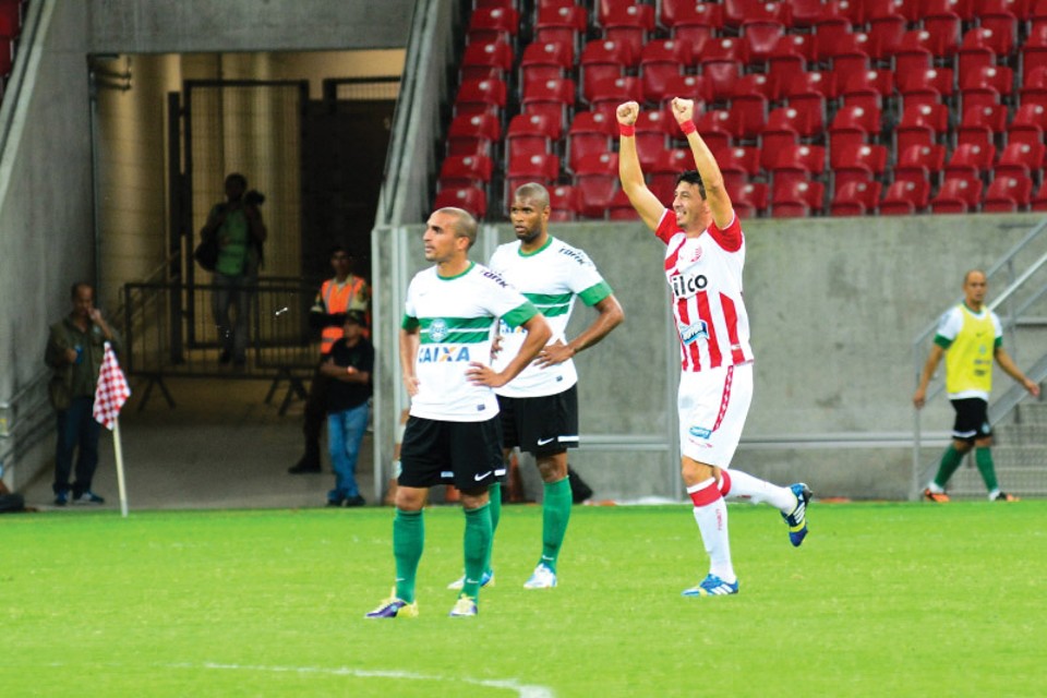 Olivera comemora o gol enquanto Gil e Bonfim tentam digerir mais um tropeço coxa-branca | Wagner Damasio/Frame/ Folhapress