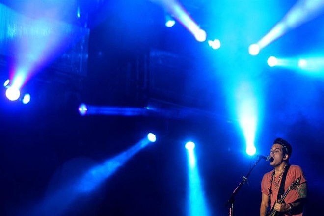 John Mayer foi recebido por fãs histéricas |