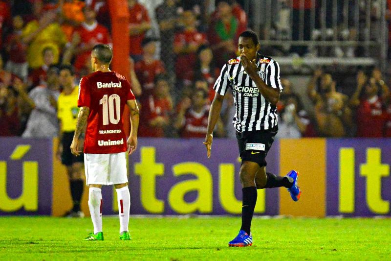 Renato Abreu comemora seu primeiro gol com a camisa do Santos, o segundo da vitória sobre o Inter | André Antunes / Futura Press / Folhapress