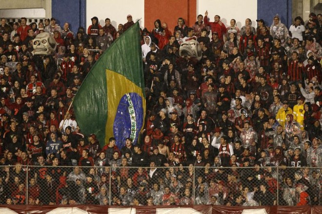 Torcida atleticana que enfrentou a chuva para ver o time vencer na Vila Capanema |