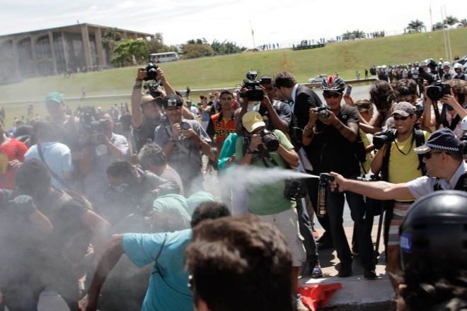 Policiais de Brasília usaram spray de pimenta para afastar manifestantes do prédio do Congresso |