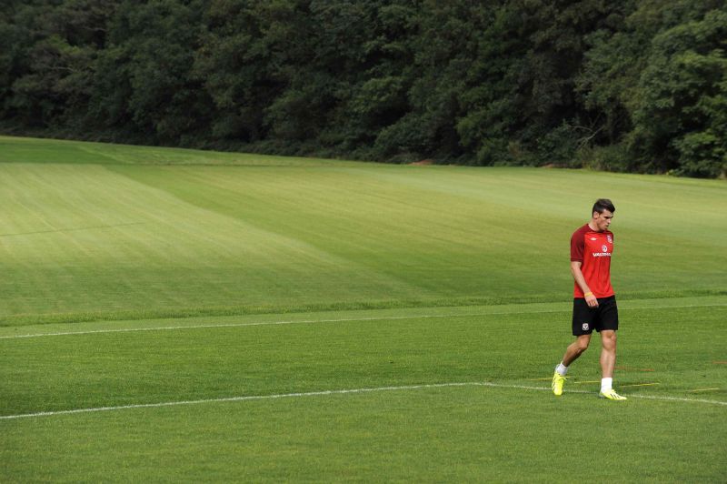 Gareth Bale caminha em treino de País de Gales. Atacante do Real Madrid tornou-se um ícone da gastança no futebol | Rececca Naden/ Reuters