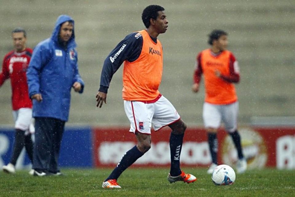 Moacir será titular no meio de campo paranista | Albari Rosa / Gazeta do Povo