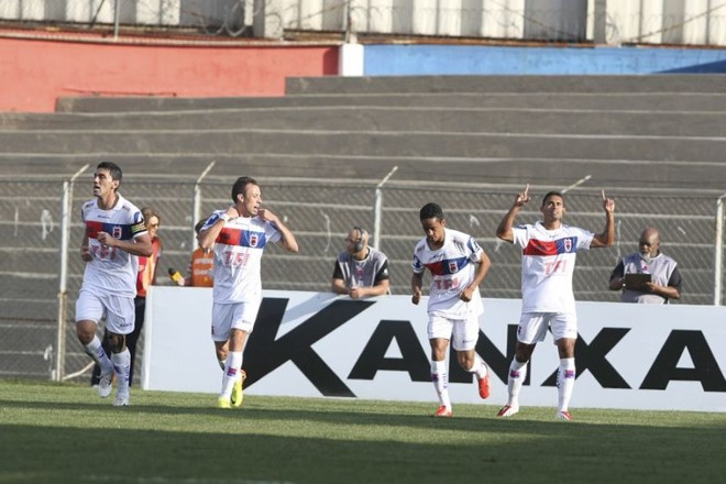 Kayke, ainda aos 10 min do primeiro tempo, fez o segundo gol do Paraná |
