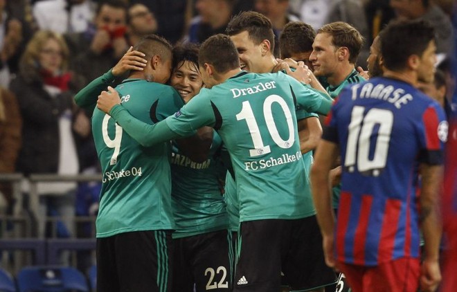Uchida comemora o primeiro gol na vitória do Schalke por 3 a 0 | 
