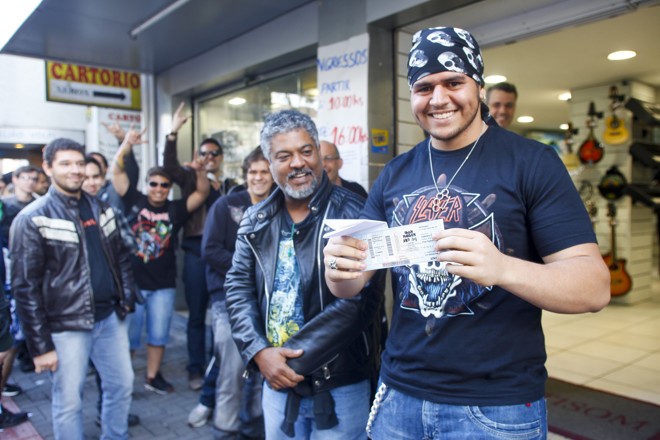 Joao Guilherme, 19, exibe orgulhoso o ingresso apos aguardar 3h10 minutos na fila |