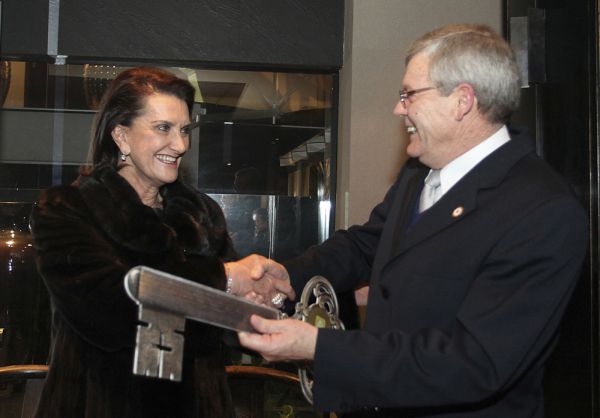 O provedor da Irmandade Santa Casa de Misericórdia de Curitiba, Irmão Frederico Unterberger, entregou a chave simbólica da instituição à diretora da Casa Cor Paraná, Marina Nessi, na última quinta-feira. O ato marcou o início da parceria para a edição 2014 da mostra de decoração | Valterci Santos