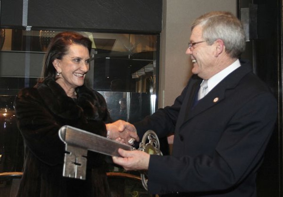 O provedor da Irmandade Santa Casa de Misericórdia de Curitiba, Irmão Frederico Unterberger, entregou a chave simbólica da instituição à diretora da Casa Cor Paraná, Marina Nessi, na última quinta-feira. O ato marcou o início da parceria para a edição 2014 da mostra de decoração | Valterci Santos