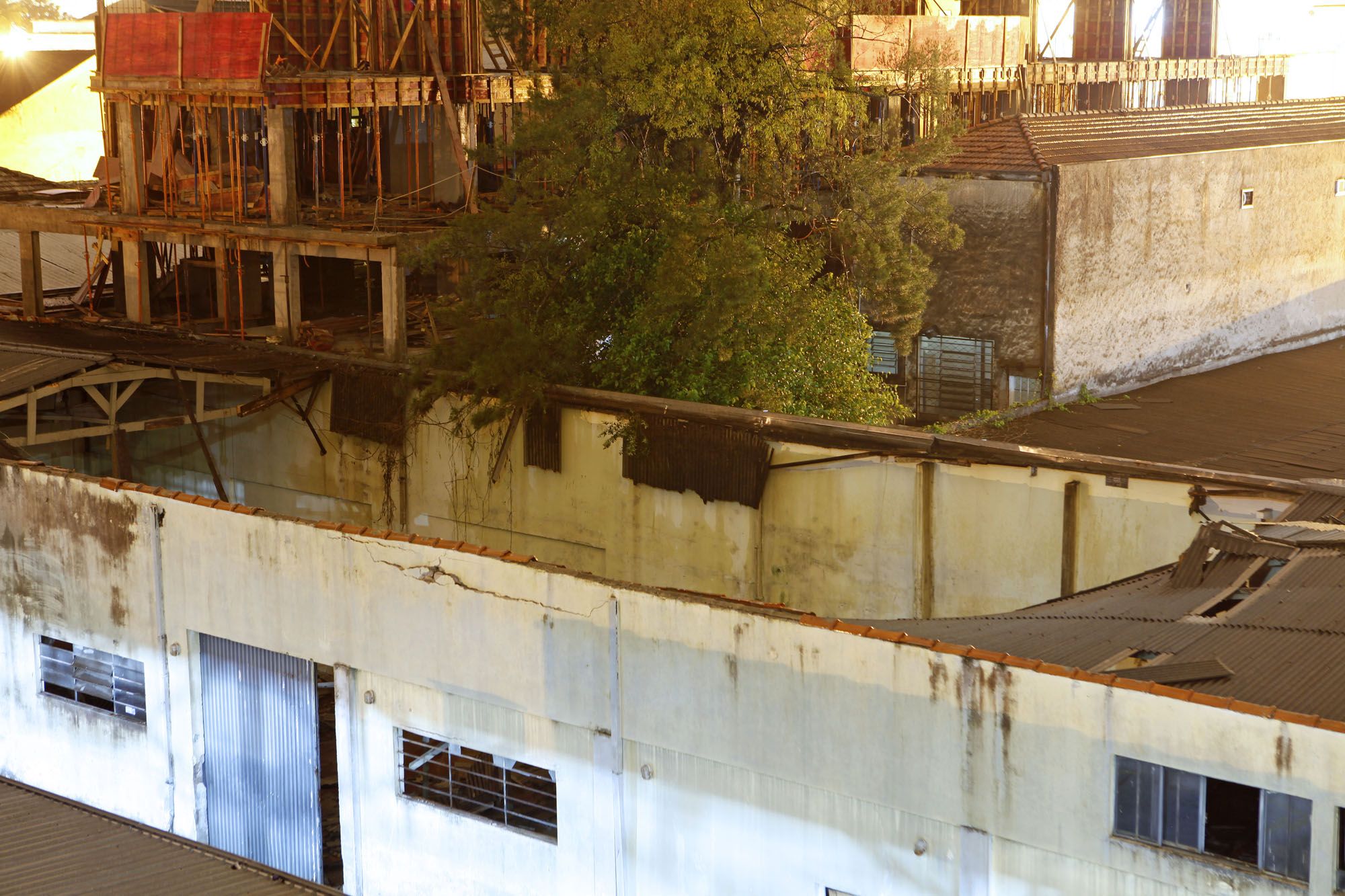 Prédio utilizado para guarda carrinhos de vendedores ambulantes do Centro teve estrutura danificada, mas ninguém ficou ferido | Antonio More / Agência de Notícias Gazeta do Povo