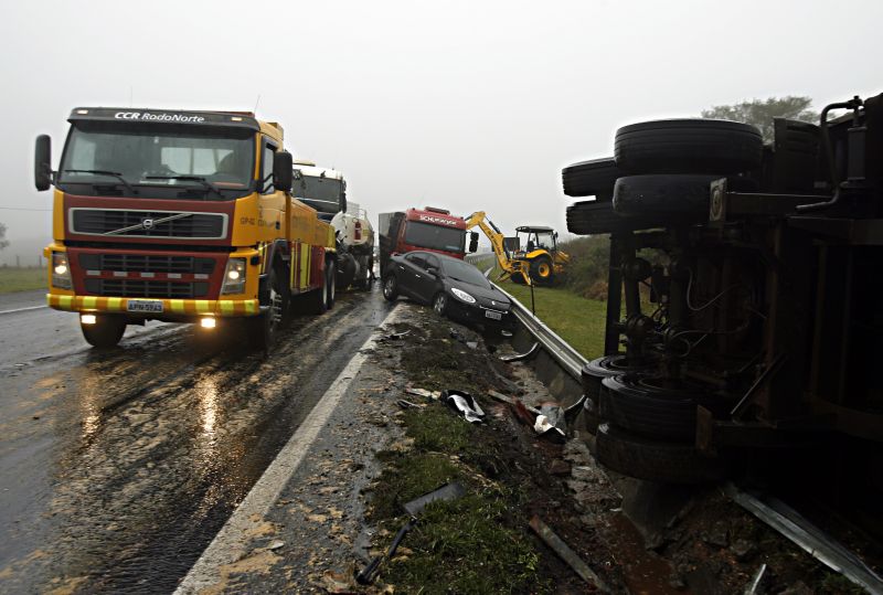 Acidente envolveu 23 veículos e bloqueou as duas pistas | Josué Teixeira/Gazeta do Povo