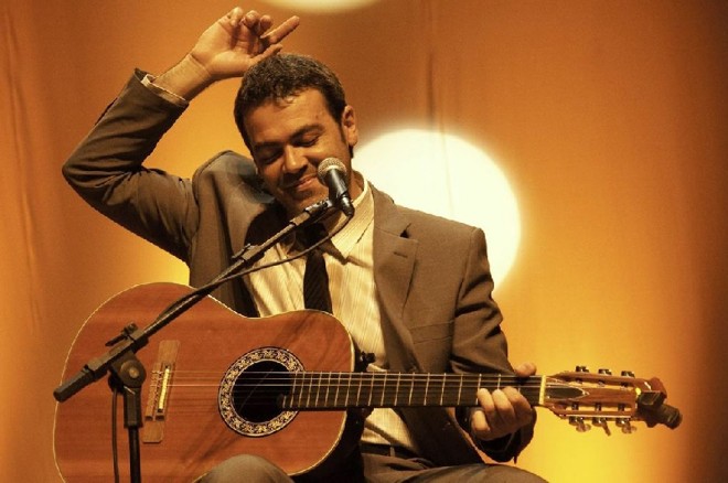 Carlos Machado: canções contêm histórias que começam e terminam nas harmonias de seu violão |