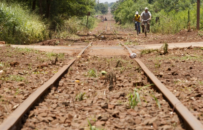 Trecho de estrada de ferro abandonada, em Maracaju (MS): ligação com a Lapa pode ser licitada em janeiro | Hugo Harada/ Gazeta do Povo