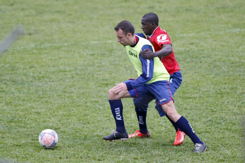 Paulo Sérgio em lance do treino do Paraná, ontem, disputando a bola com o garoto Néverton: insatisfação com o rodízio no ataque | Henry Milléo/ Gazeta do Povo