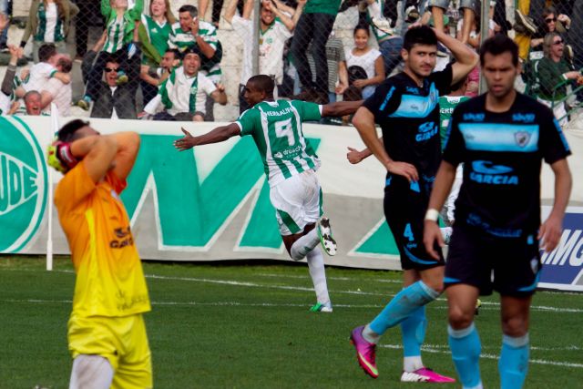 Danilo, goleiro do Londrina, lamenta o segundo gol do atacante Zulu, responsável pela eliminação. | Luca Erbes/Futura Press