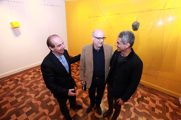 Waldir Simões de Assis Filho com Agnaldo Farias, do Instituto Tomie Ohtake, e o artista plástico José Bechara durante a abertura da mostra Parque das Transgressões, que movimentou as galerias SIM e Simões de Assis, sexta-feira à noite | Rogério Theodorovy