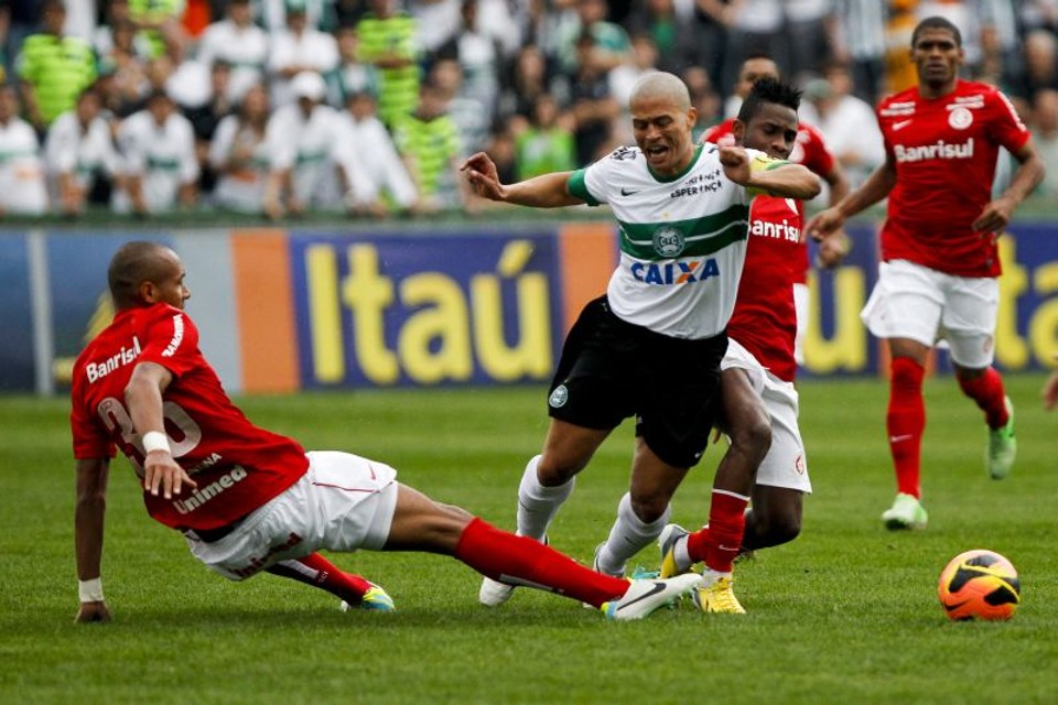 Alex teve atuação discreta contra o Inter | André Rodrigues / Gazeta do Povo