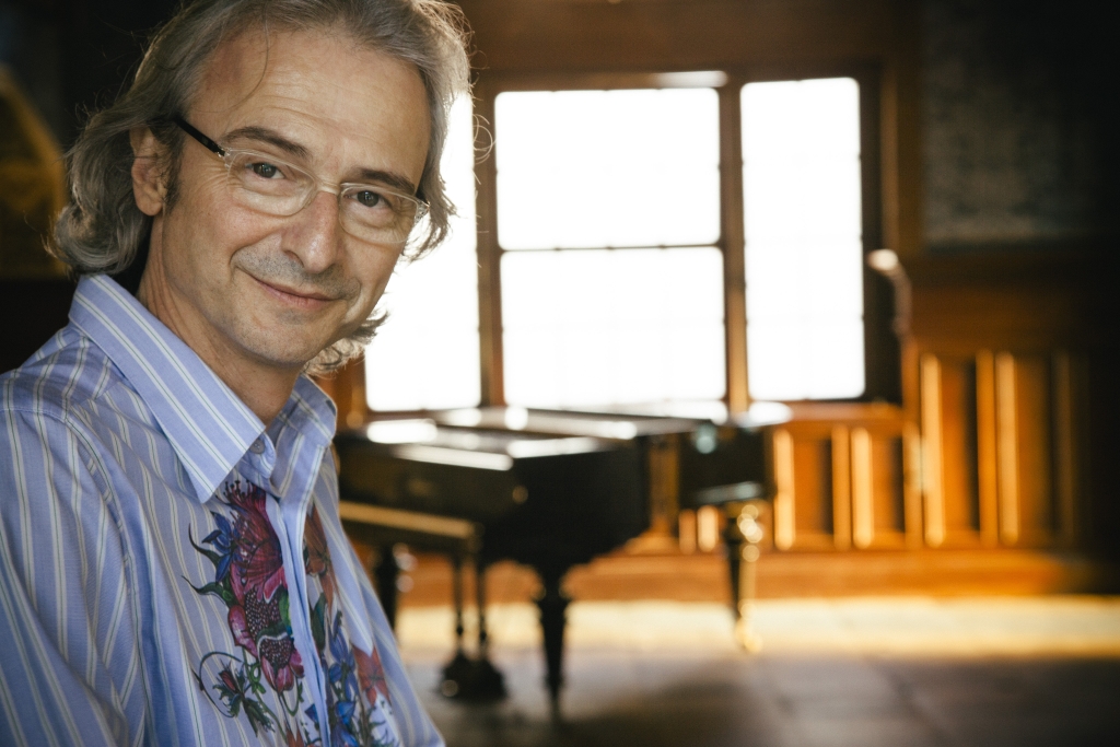 Em seu novo show, o músico adapta para o piano músicas de artistas como Peninha, Los Hermanos, Kelly Key e Gusttavo Lima | Divulgação