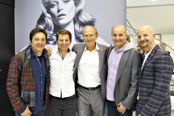 O presidente mundial da LOreal, Jean-Paul Agon (ao centro, de paletó), esteve em Curitiba na última semana especialmente para visitar o salão Stylo Hair, dos irmãos Marcos, Nilton, Pedro e Ivaldo Lima (a partir da esq.), embaixadores da marca francesa no Brasil | Vanessa Becker