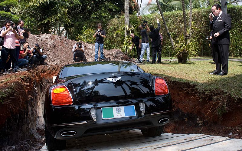 Depois de jogar duas pás de terra no possante, que já havia ido para o buraco, ele chamou todos os participantes do "velório" a entrar na mansão e ver cartazes sobre a campanha | Beto Martins/Futura Press/Folhapress