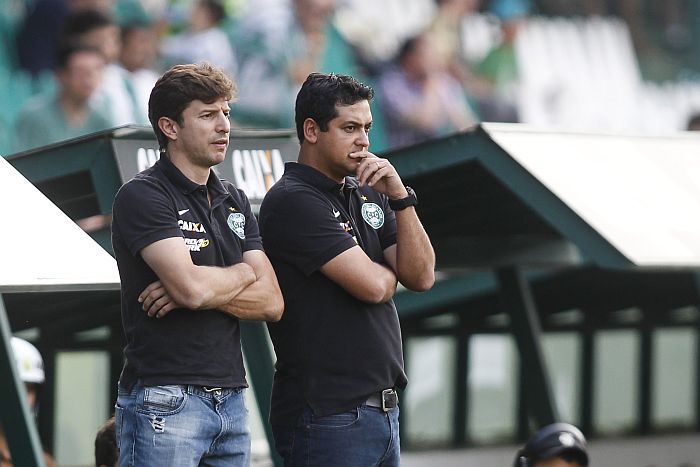 Marquinhos Santos, ao lado do auxiliar Tcheco: técnico do Coritiba foi muito vaiado no empate com o Bahia | André Rodrigues / Gazeta do Povo