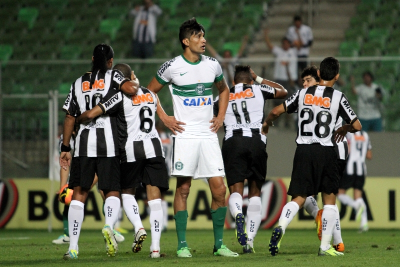 Escudero aparece desolado em meio à festa dos jogadores do Atlético-MG no Estádio Independência: três gols antes do intervalo derrubaram o Coritiba | Angelo Pettinati/Eleven/Folhapress