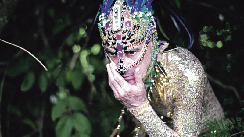 Ney, com o figurino do show Inclassificáveis, registrado por Pizzini para Olho Nu | Divulgação