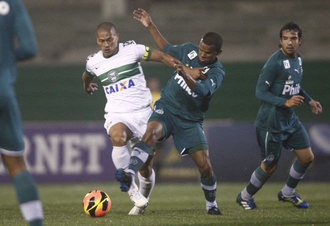 Alex chegou a acertar uma bola na trave durante o jogo, mas sofreu com a marcação |