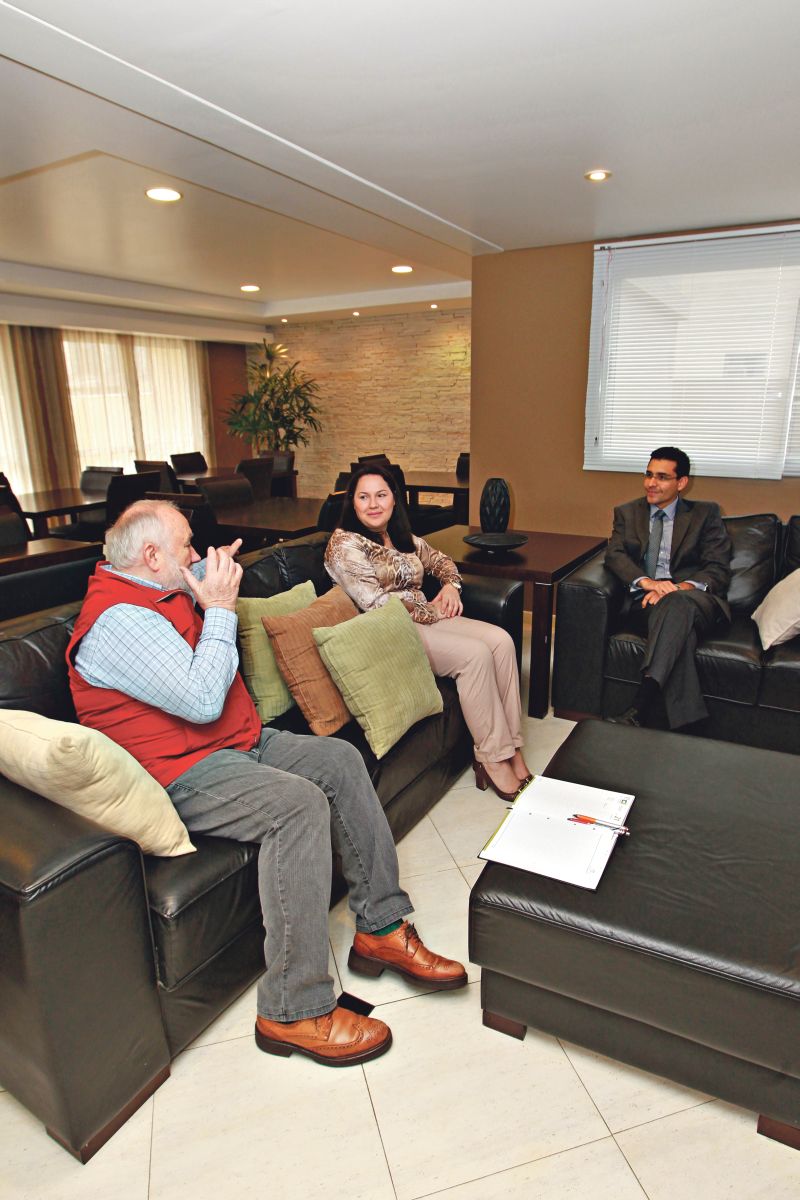 Moradores do Città di Firenze decidiram profissionalizar a administração para reduzir custos: o novo síndico, Leonardo Oliveira, debate com Radames Bonafini e Joice Ruthes as mudanças na administra-ção do prédio | Antônio More/ Gazeta do Povo