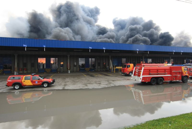 Várias viaturas e 43 bombeiros trabalharam no local para conter as chamas, que afetaram cerca de 30 mil pessoas | Fotos: Aniele Nascimento/Gazeta do Povo