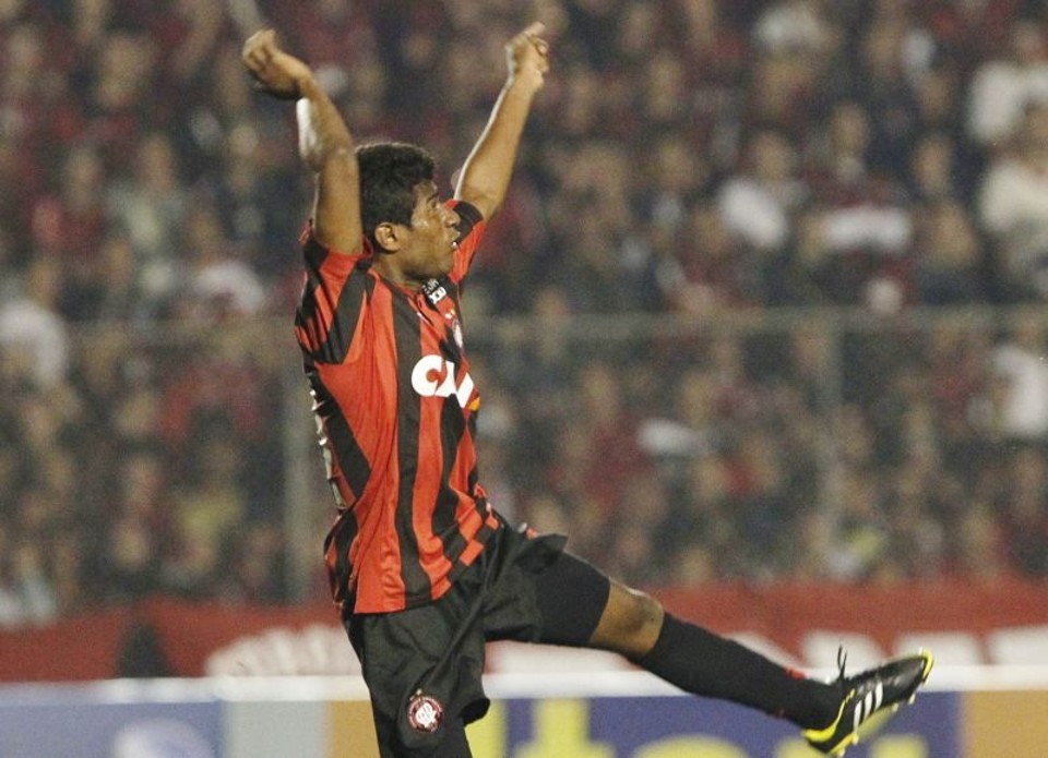 Maranhão substituiu Zezinho no intervalo da partida com o Fluminense | Daniel Castellano / Gazeta do Povo