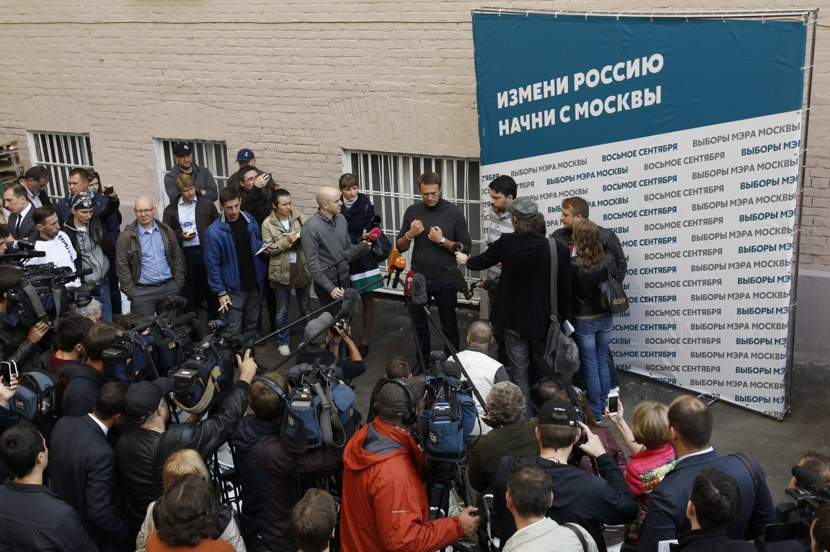 Oposicionista Alexei Navalny (em meio aos microfones) dá entrevista coletiva em Moscou, na Rússia | Reuters/Sergei Karpukhin