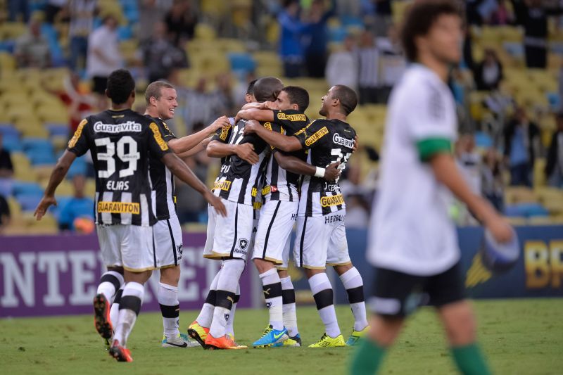 Hyuri (centro) é abraçado pelos companheiros do Botafogo após marcar golaço contra o Coritiba no Maracanã | Jorge Rodrigues / Eleven / Folhapress