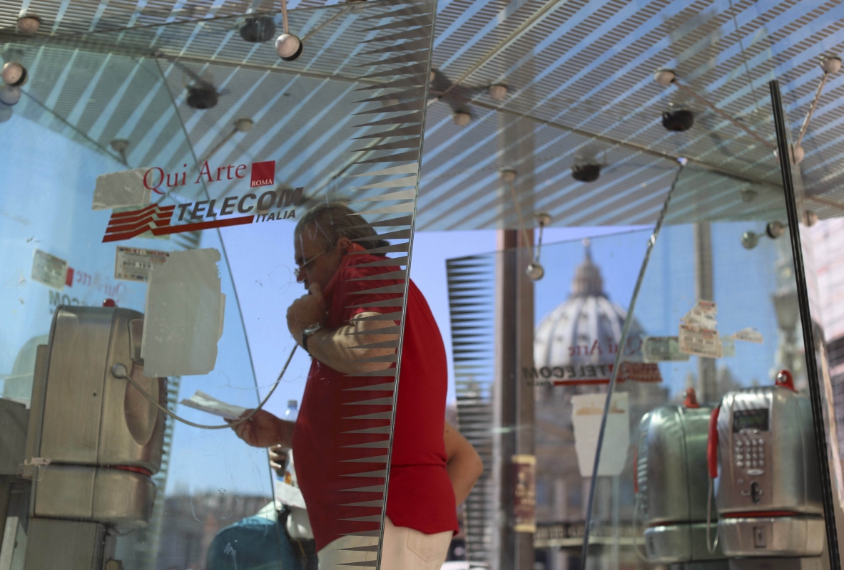 Orelhão da Telecom Italia, com a Basílica de São Pedro ao fundo: empresa italiana passará a ser controlada pela Telefónica | Alessandro Bianchi /Reuters