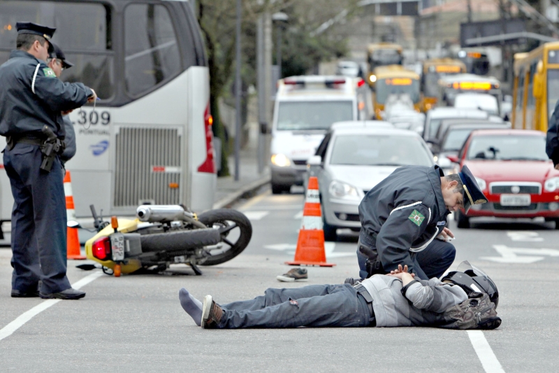 Flagrante de acidente envolvendo motociclista no Centro de Curitiba: motos foram responsáveis por 72% das indenizações pagas pelo DPVAT no país em 2013 | Albari Rosa/ Gazeta do Povo