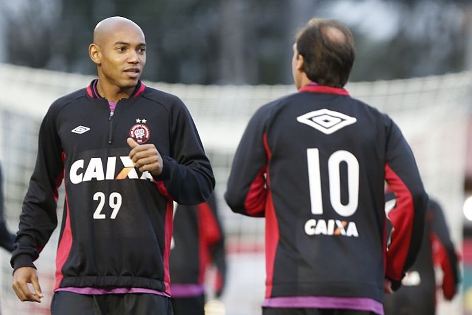 Apesar da força do Cruzeiro, Luiz Alberto acredita que o Atlético possa jogar de igual para igual em Belo Horizonte | Marcelo Andrade / Gazeta do Povo