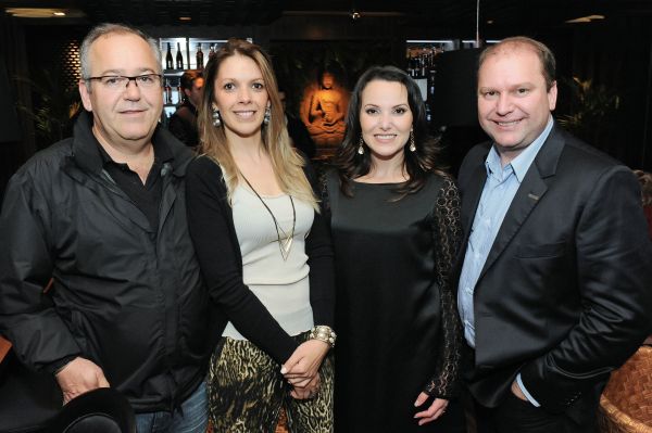 O casal Loizane e Clair Milani (à dir.), proprietários das lojas Todeschini Alto da XV e Augusto Stresser, recebeu convidados no espaço Bom Gourmet by Todeschini da Casa Cor, na última sexta-feira, para um coquetel. Com eles na foto, o arquiteto Joaquim Guimarães e Cynthia Garcia | Gerson Lima