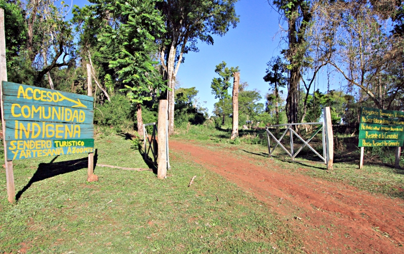 Entrada da aldeia Yryapu, que abriga 86 famílias | Christian Rizzi/Gazeta do Povo