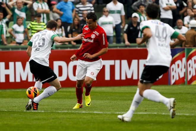 Leandro Damião tenta drible em cima de Chico |