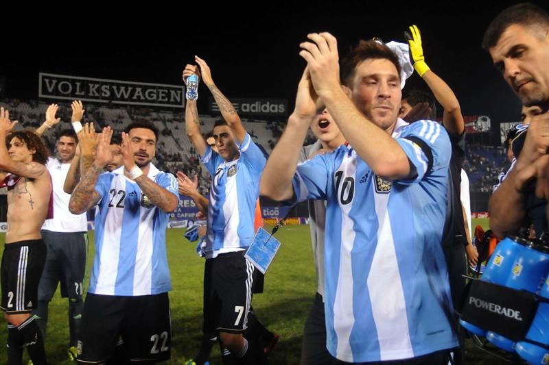 Jogadores argentinos comemoram no Estádio Defensores del Chaco, em Assunção, a classificação para o Mundial do Brasil | Diego Benítez / EFE