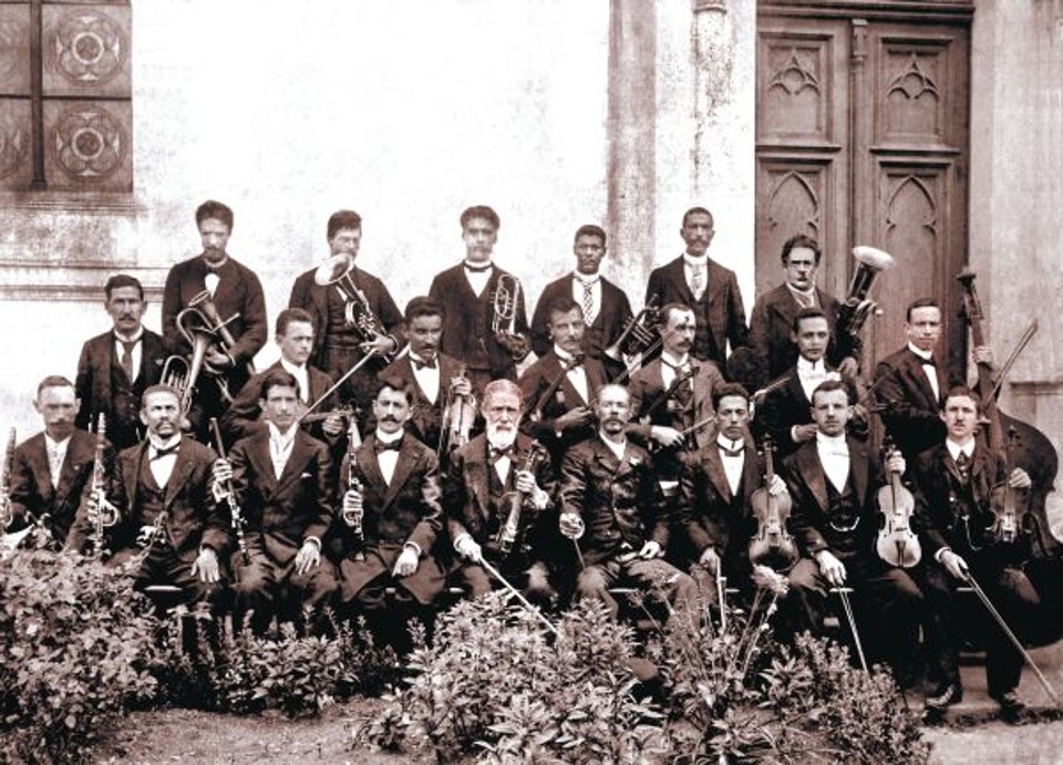 A orquestra fotografada no dia da inauguração da Catedral, em 1893. O jovem violinista Johann Haupt é o primeiro da direita | Acervo Cid Destefani