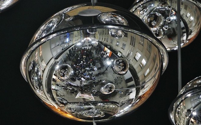 Imagem dos manifestantes no Centro de Curitiba refletida na obra da artista Gunilla Klinberg, da Bienal de Curitiba | 