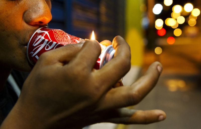 Segundo a pesquisa, latas de cerveja e refrigerante são usadas por 52% dos usuários de crack para fumar a droga | Bruno Kelly/ Reuters