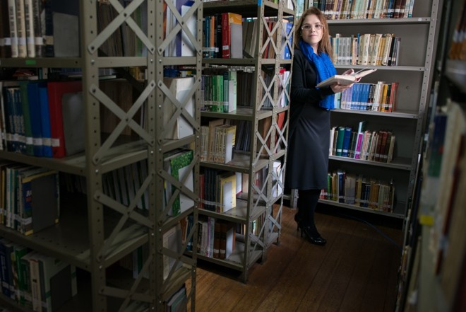 A mestranda Juliana Chevônica prefere passar o dia na biblioteca e pesquisar em casa só à noite, evitando interrupções por parte da família. | Henry Milleo / Gazeta do Povo