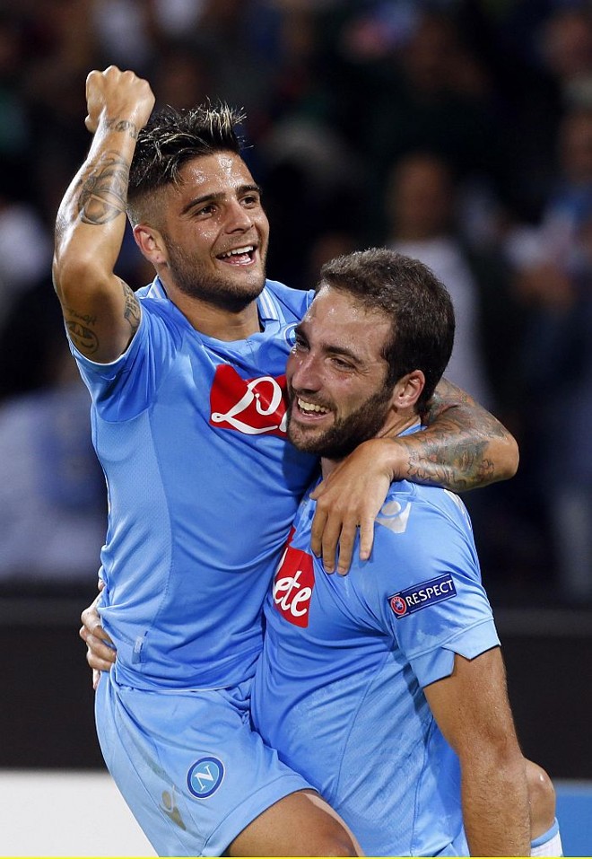 Higüain comemora com Insigne gol na vitória do Napoli sobre o Borussia Dortmund | 
