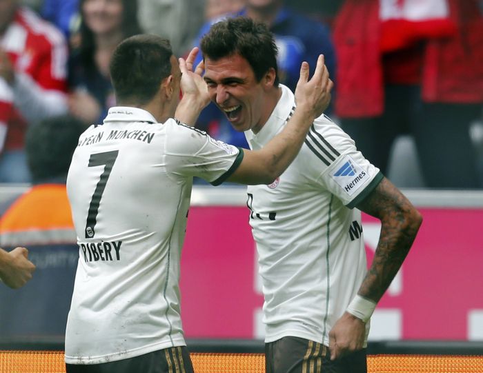 Franck Ribery celebra seu gol com Mario Mandzukic. Dupla liderou a vitória do Bayer | Reuters