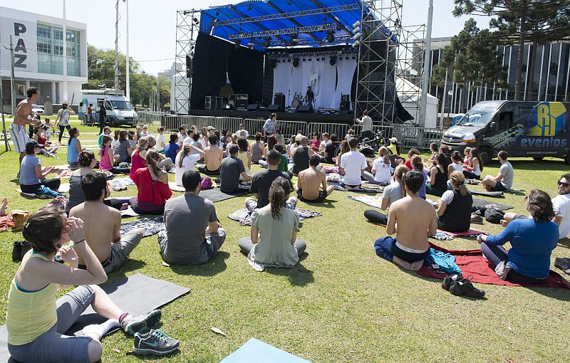 Participantes fazem aula de ioga durante a Musicletada, no Centro Cívico | Henry Milléo/Gazeta do Povo