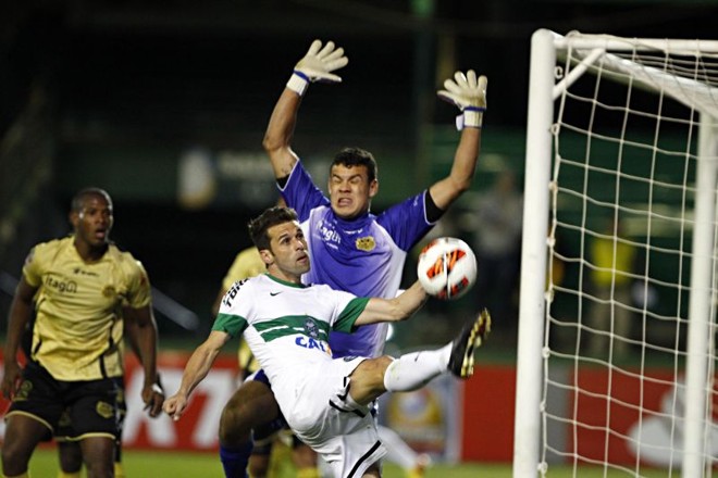 Lincoln tenta passar pelo goleiro Cabral, do time colombiano | 